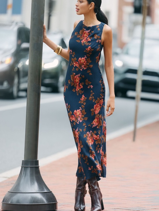 Reformation Dresses & Skirts - Reformation Sleeveless Navy Floral Midi Dress - Elegant Fit
